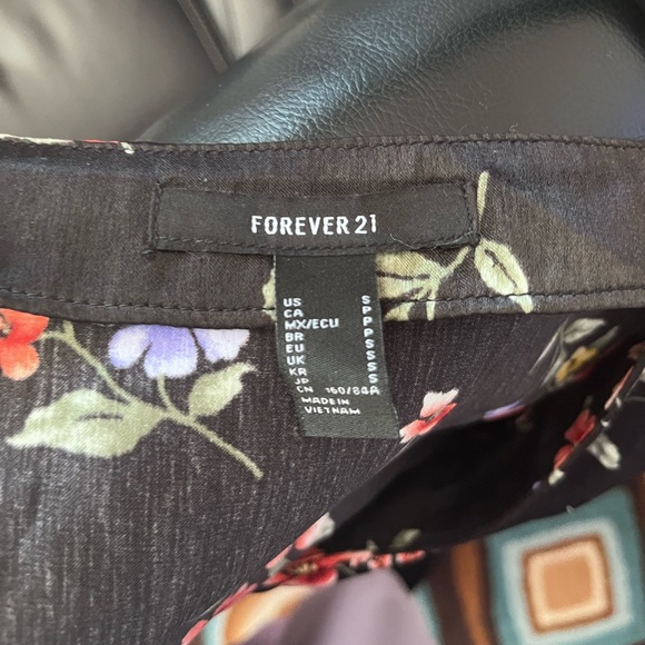 2 for 20‼️ Forever 21 floral satin cropped shirt - Picture 5 of 5